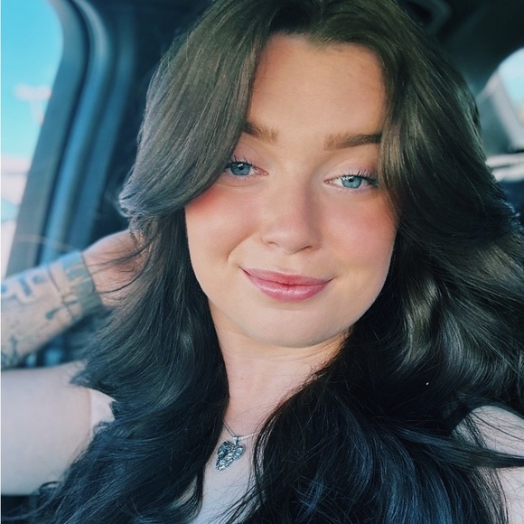 Meet your Posher, Taylor - Picture 1 of 4